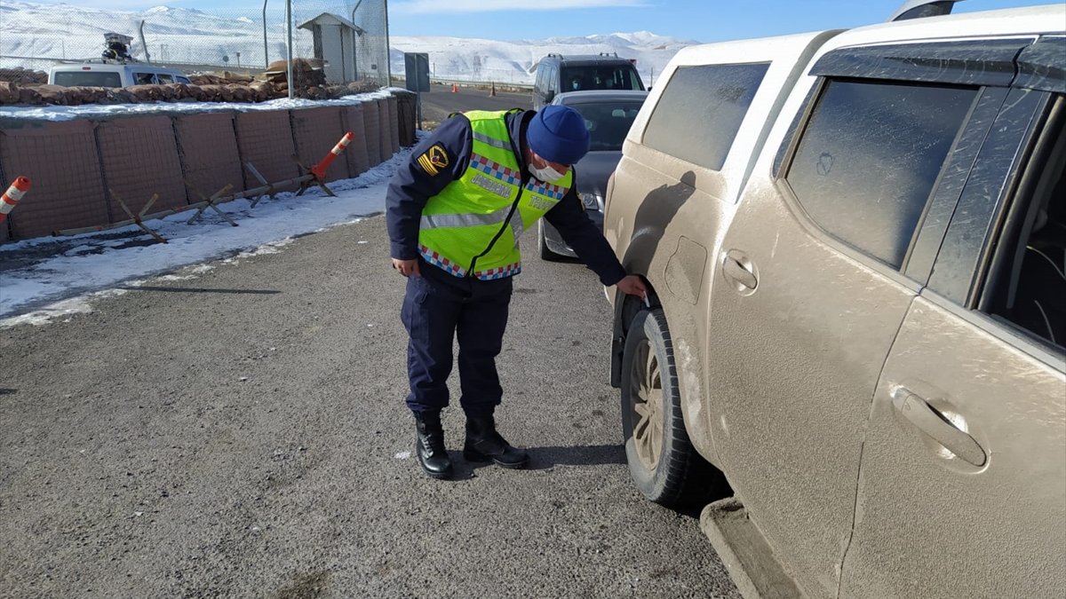 Başkale'de kar lastiği ve zincir denetimi
