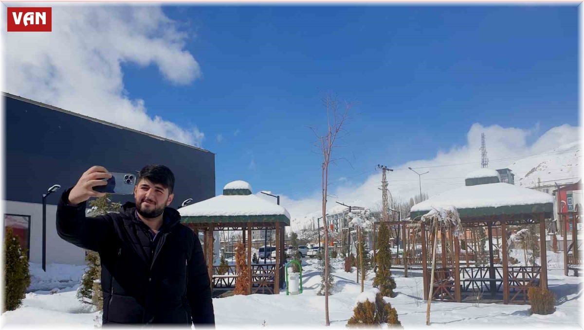 Başkale'de kar manzaraları kartpostallık görüntüler oluşturuyor