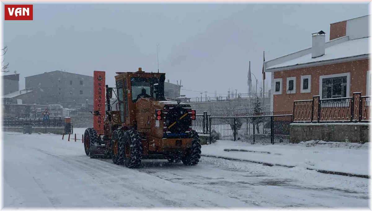 Başkale'de kar yağışı: 48 yerleşim yerinin yolu kapandı