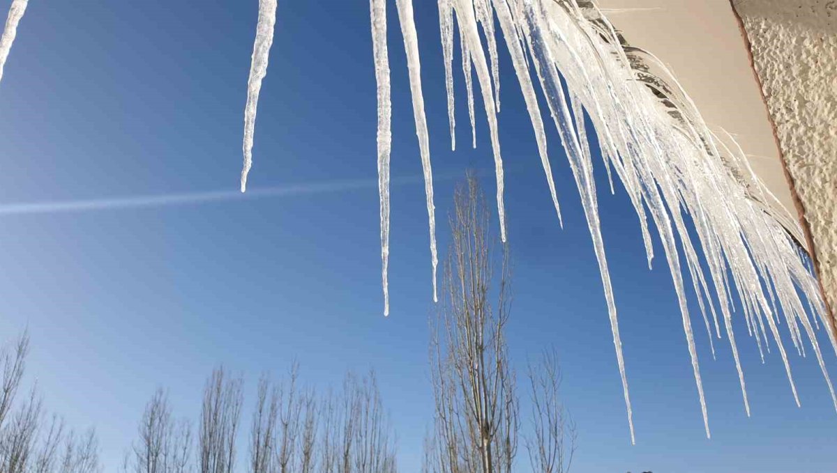 Başkale'de kar yağışı ve dondurucu soğuklar