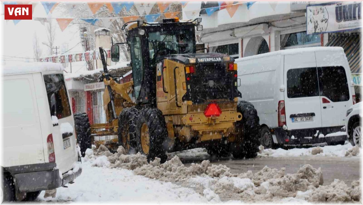 Başkale'de kış geri döndü: 21 yerleşim yerinin yolu ulaşıma kapandı