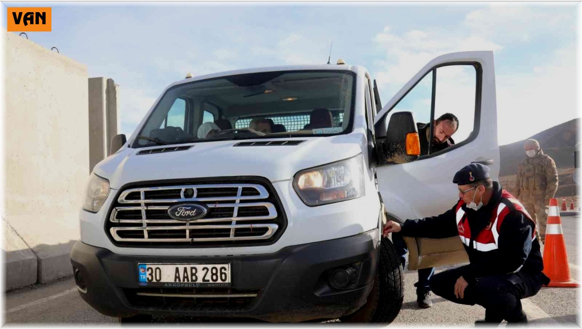 Başkale'de kış lastiği uygulaması