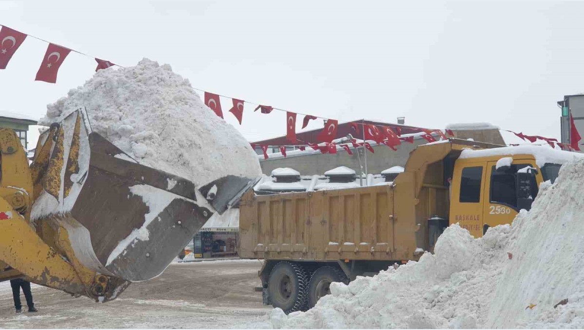 Başkale'de kış sert geçiyor, kar yığınları kamyonlarla ilçe dışına taşınıyor