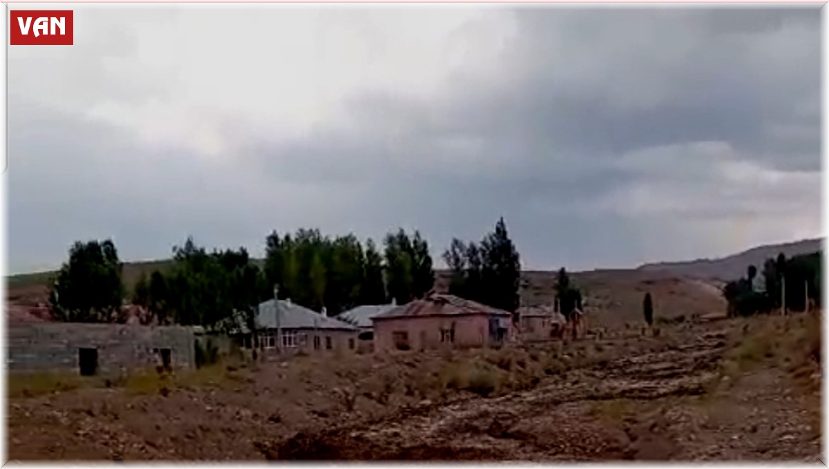 Başkale'de kuvvetli sağanak ve dolu sonrası sel meydana geldi