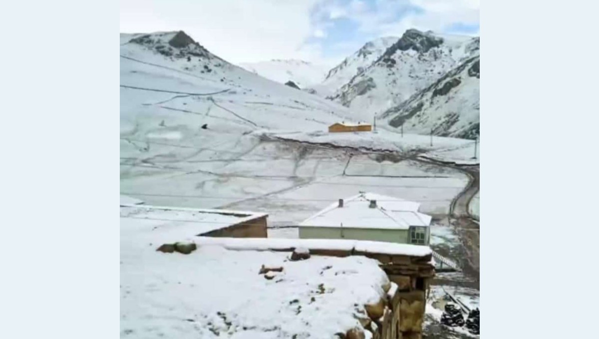 Başkale'de Mayıs ayında kar yağışı etkili oldu