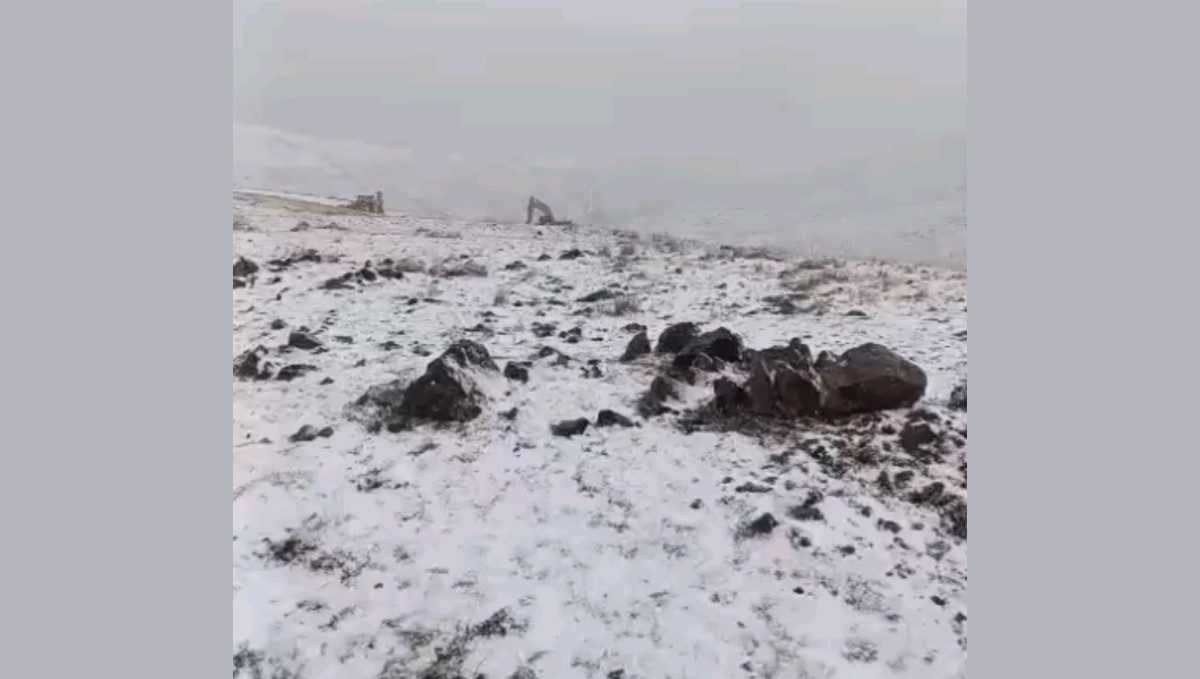 Başkale'de mevsimin ilk karı yağdı