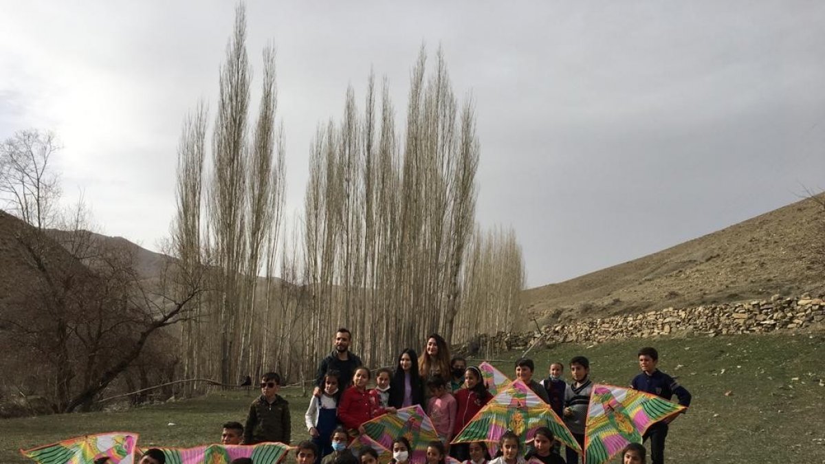 Başkale'de öğrenciler uçurtma şenliğinde buluştu