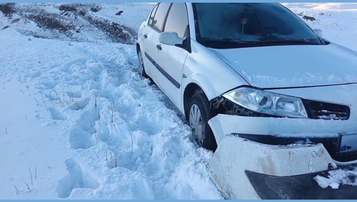 Başkale'de otomobil şarampole düştü