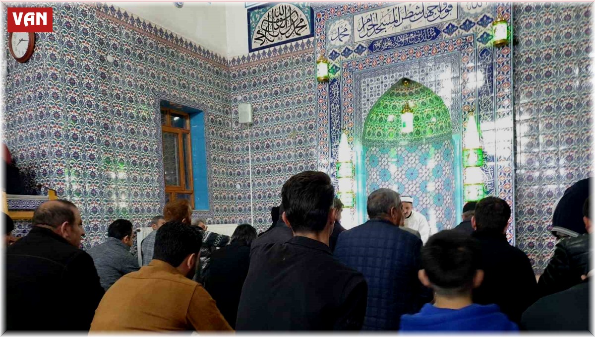 Başkale'de Ramazan ayının ilk teravih namazı kılındı