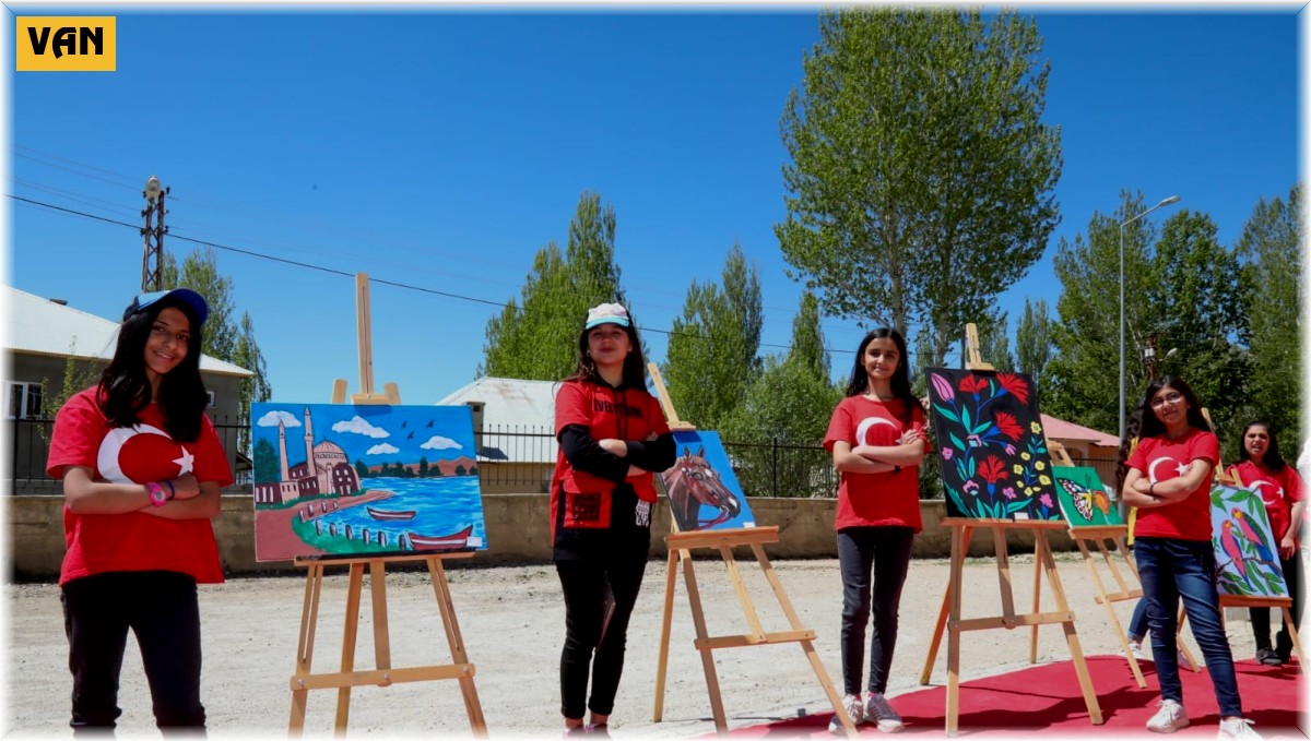 Başkale'de 'Renkler' isimli resim sergisi açıldı