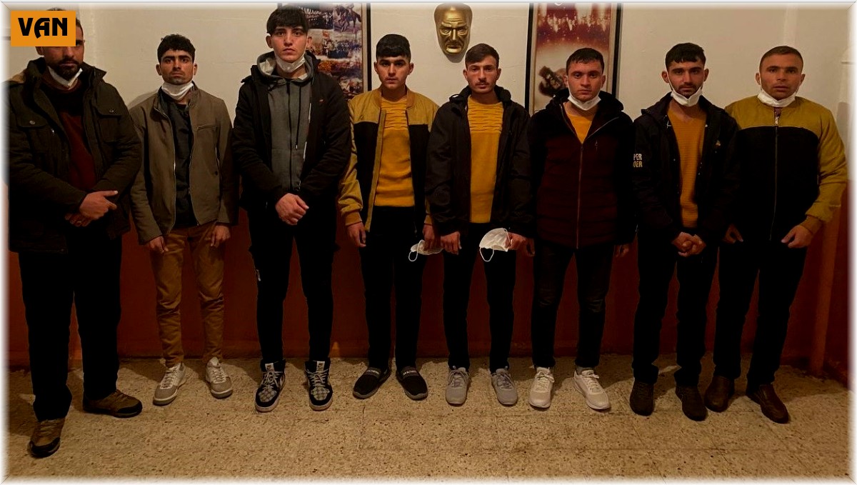 Başkale'de sahte pasaportlu 8 Afgan yakalandı