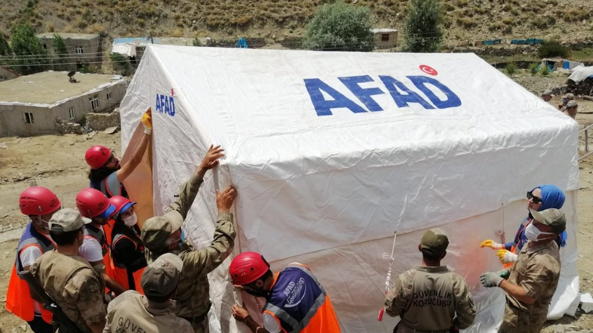 Başkale'de selzedeler için çadır kuruldu