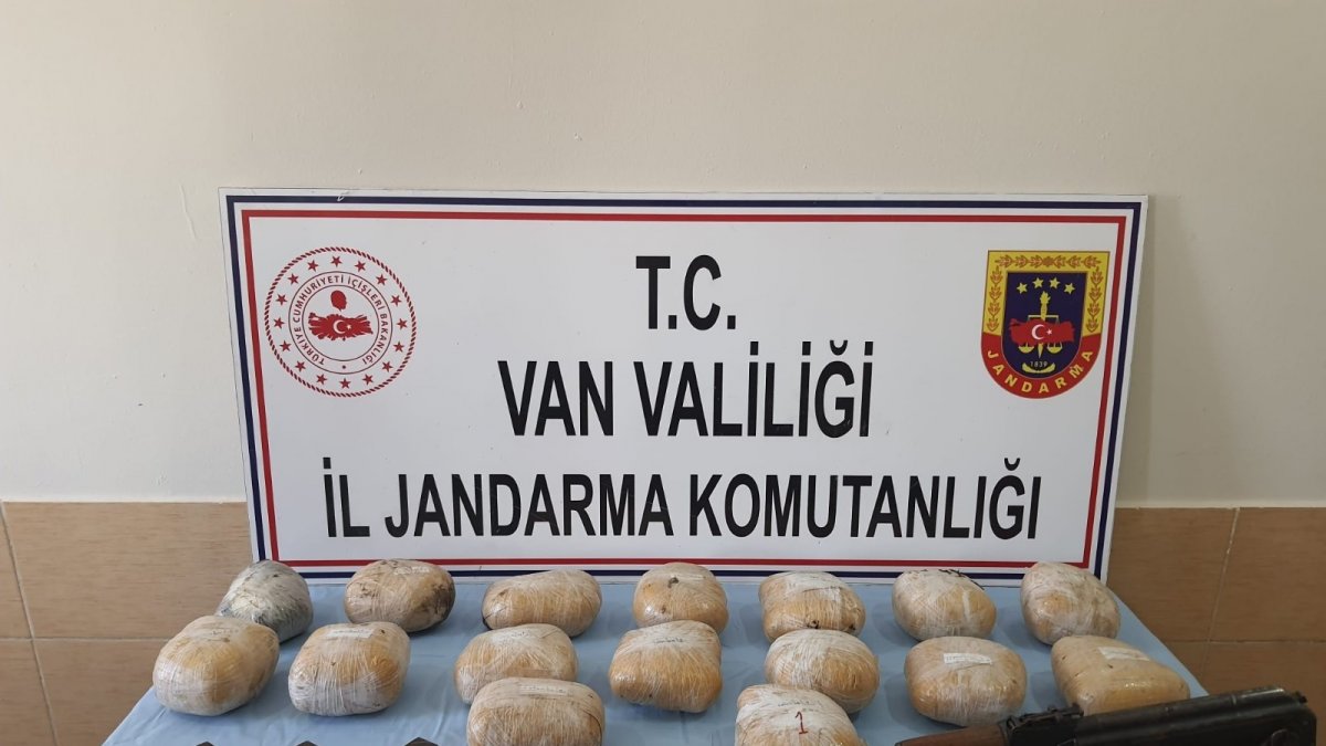 Başkale'de silah ve uyuşturucu ele geçirildi