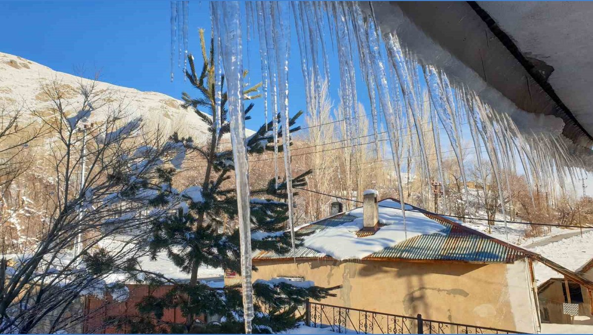 Başkale'de soğuk hava çatıları dondurdu