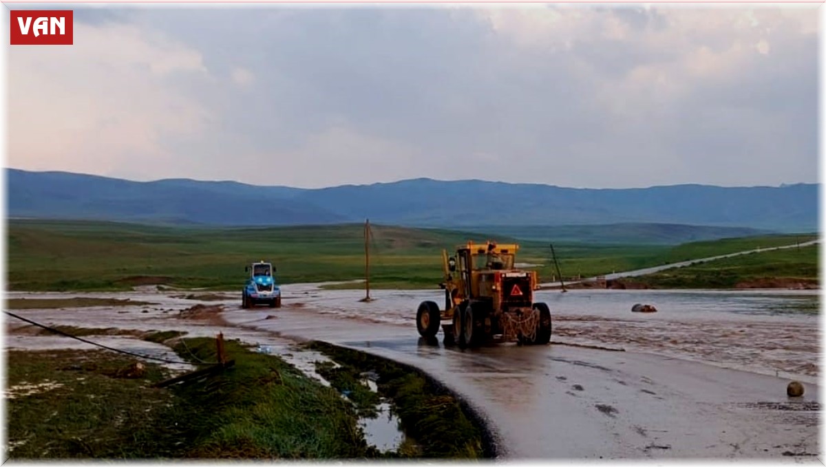Başkale'de tarım arazileri sel suları altında kaldı