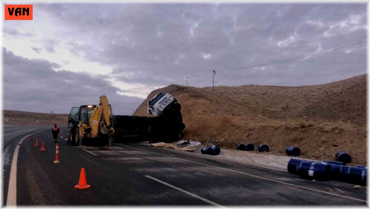 Başkale'de tır devrildi: 1 yaralı