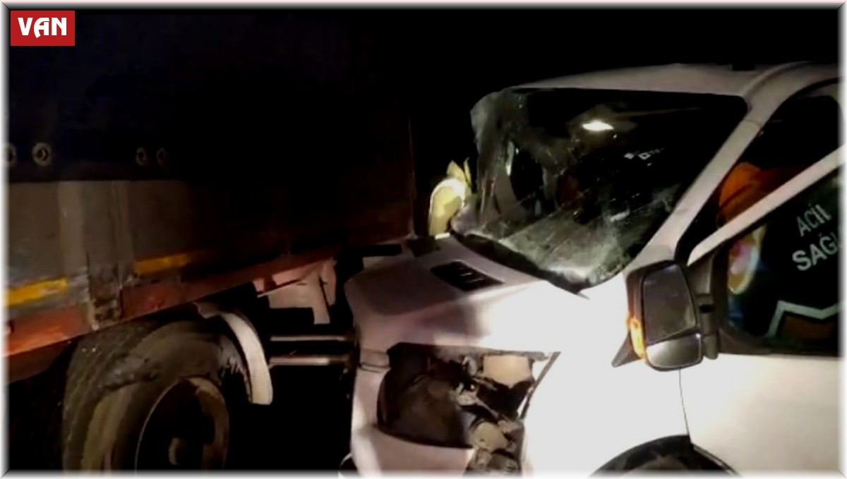 Başkale'de tır ile kamyonet çarpıştı: 4 yaralı