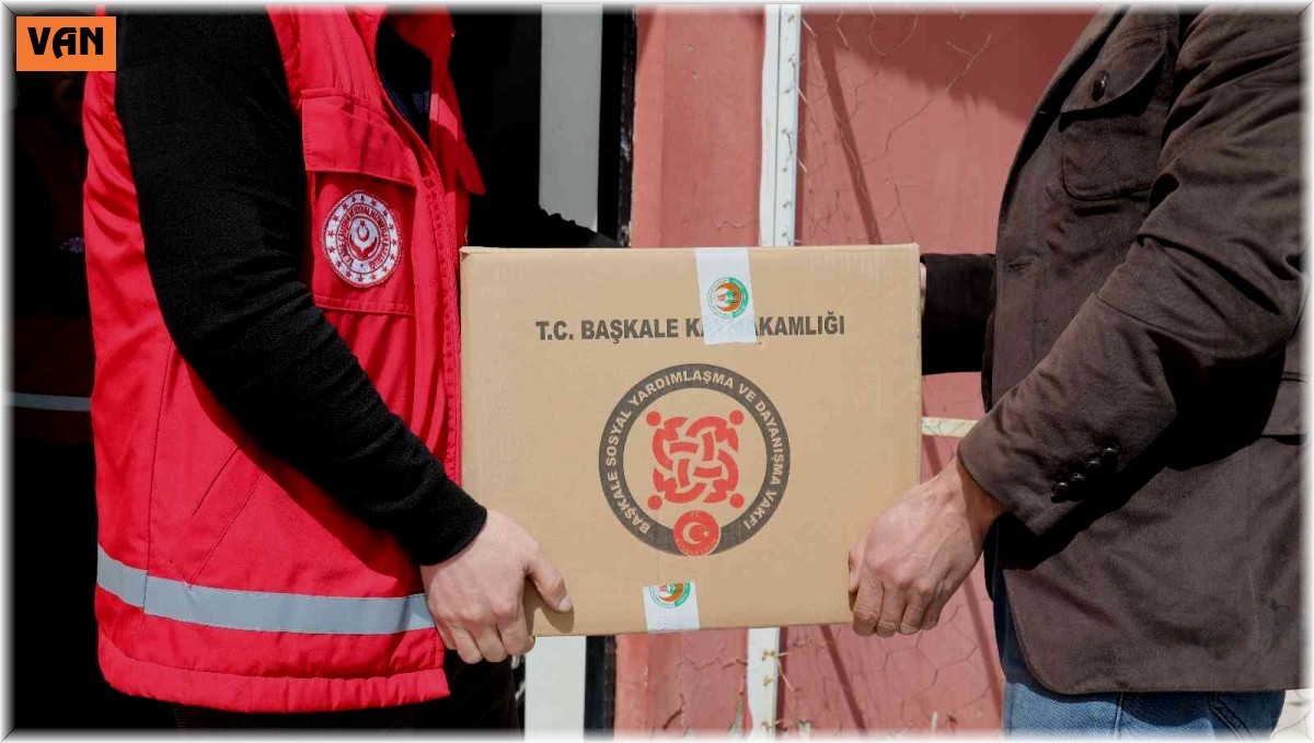 Başkale'de vatandaşlara Ramazan yardımı