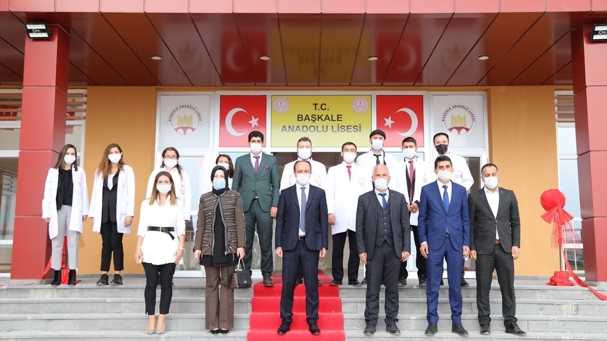 Başkale'de yapımı tamamlanan 24 derslikli okul hizmete açıldı