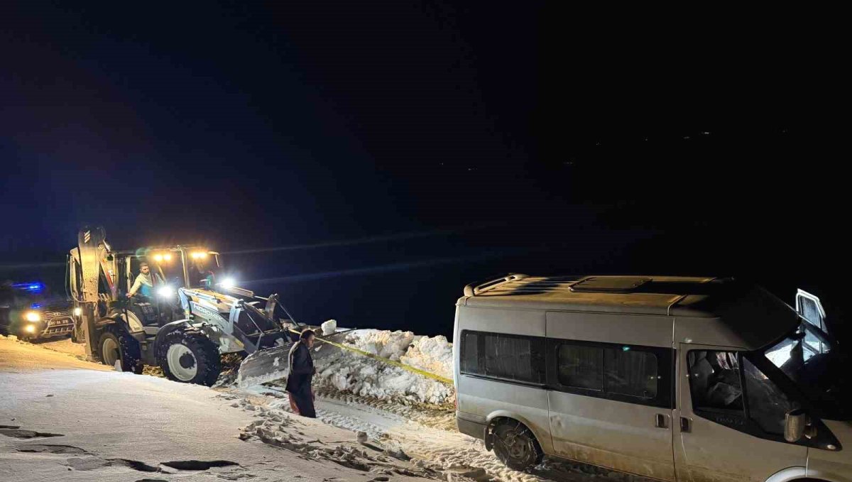 Başkale'de yoldan çıkan minibüs kara saplandı