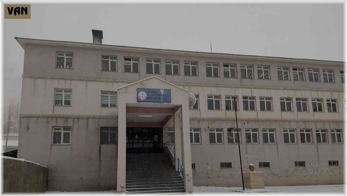 Başkale'de yollar kapandı, okullar tatil edildi