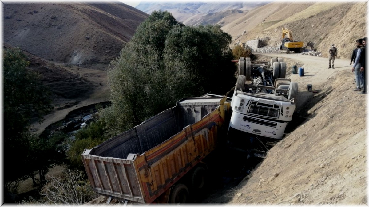 Başkale'de yolu sulayan tanker devrildi: 2 yaralı