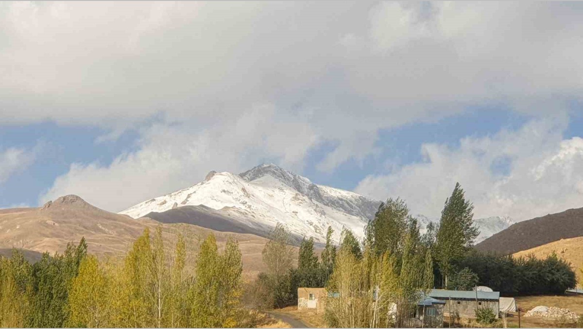 Başkale'de yüksek kesimlere kar yağdı