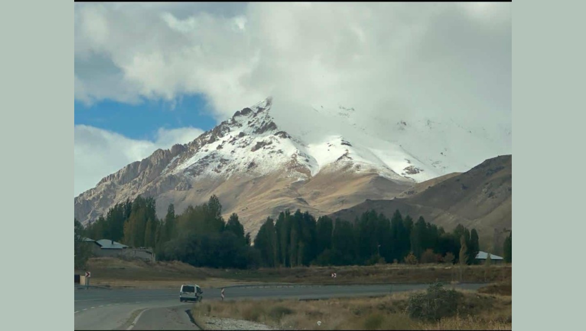 Başkale'de yüksek kesimlere kar yağdı