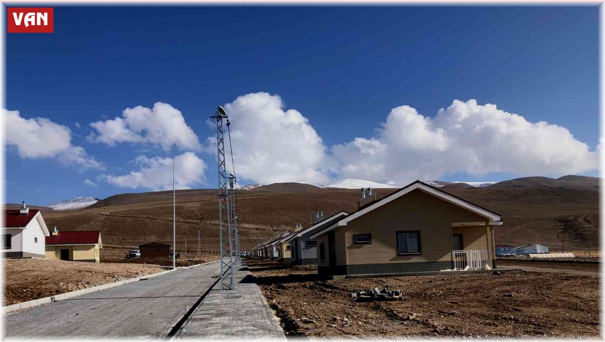 Başkale'deki depremzedeler konutlarına kavuşuyor