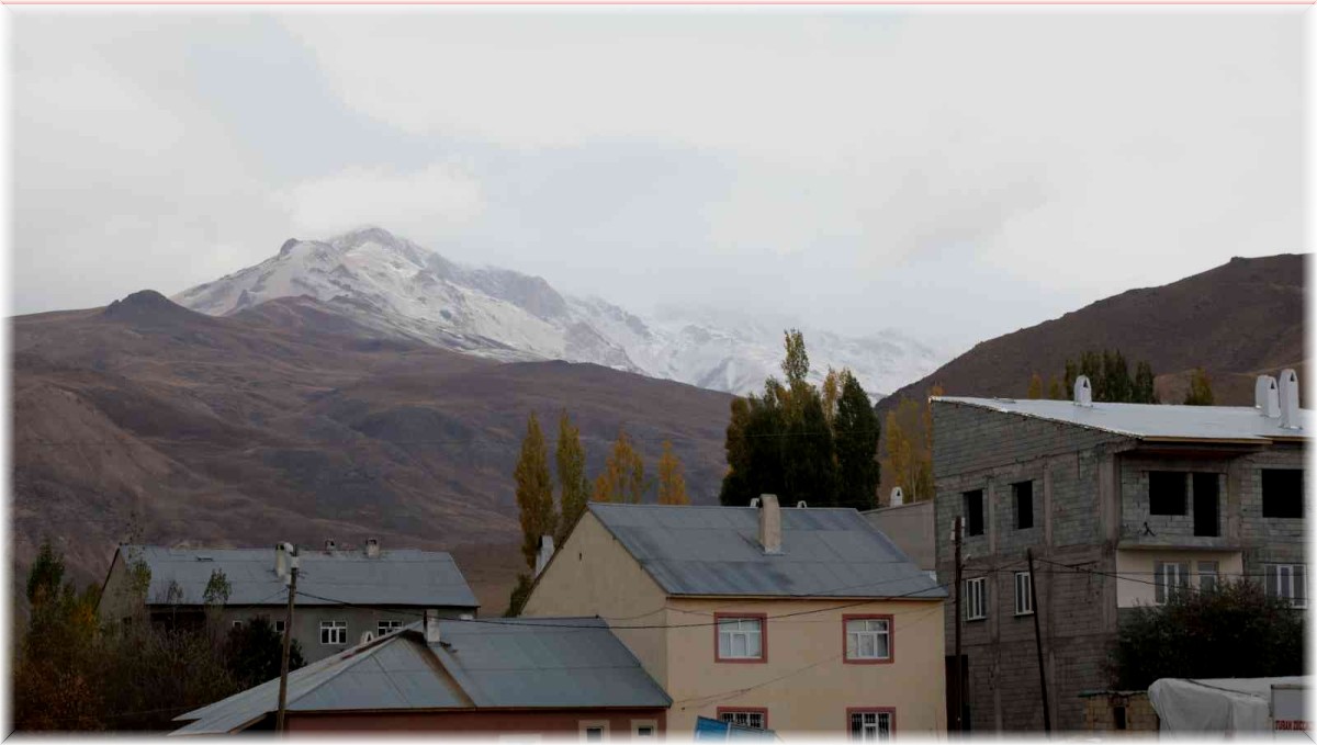 Başkale'deki İspiriz Dağı beyaza büründü