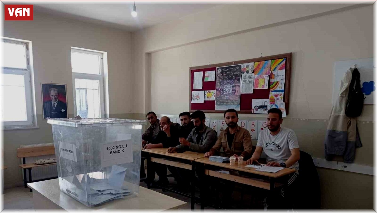 Başkale'nin 4 mahallesinde muhtarlık seçimi yapıldı