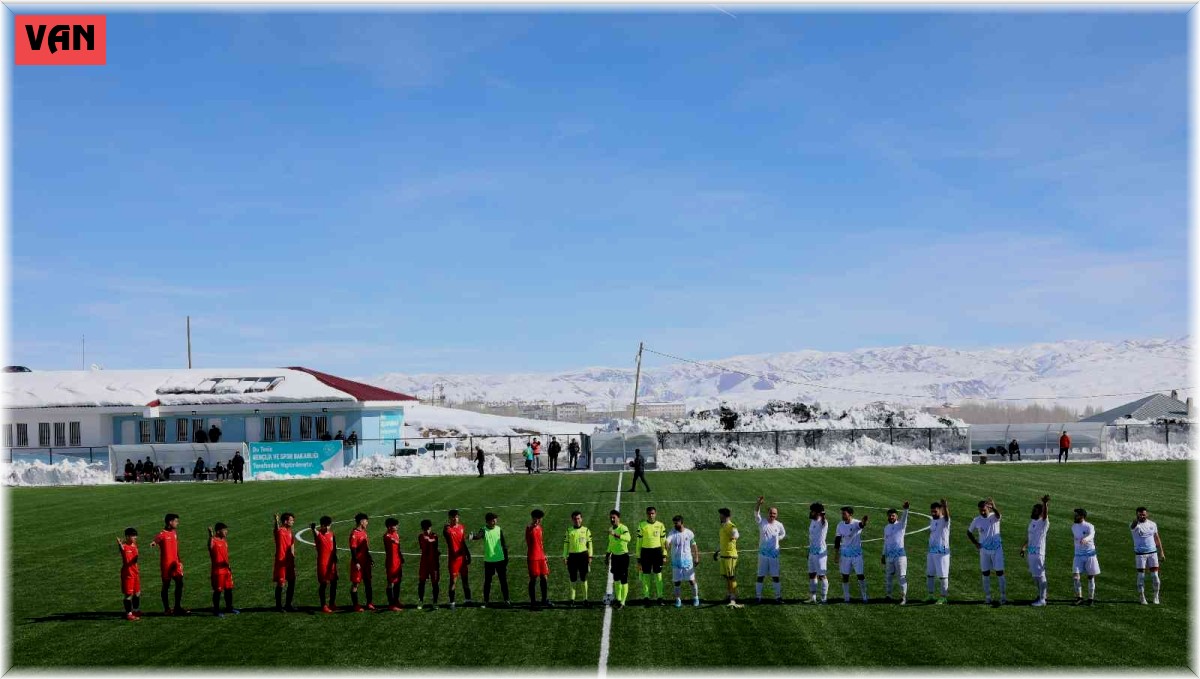 Başkale şehir stadı hizmete girdi