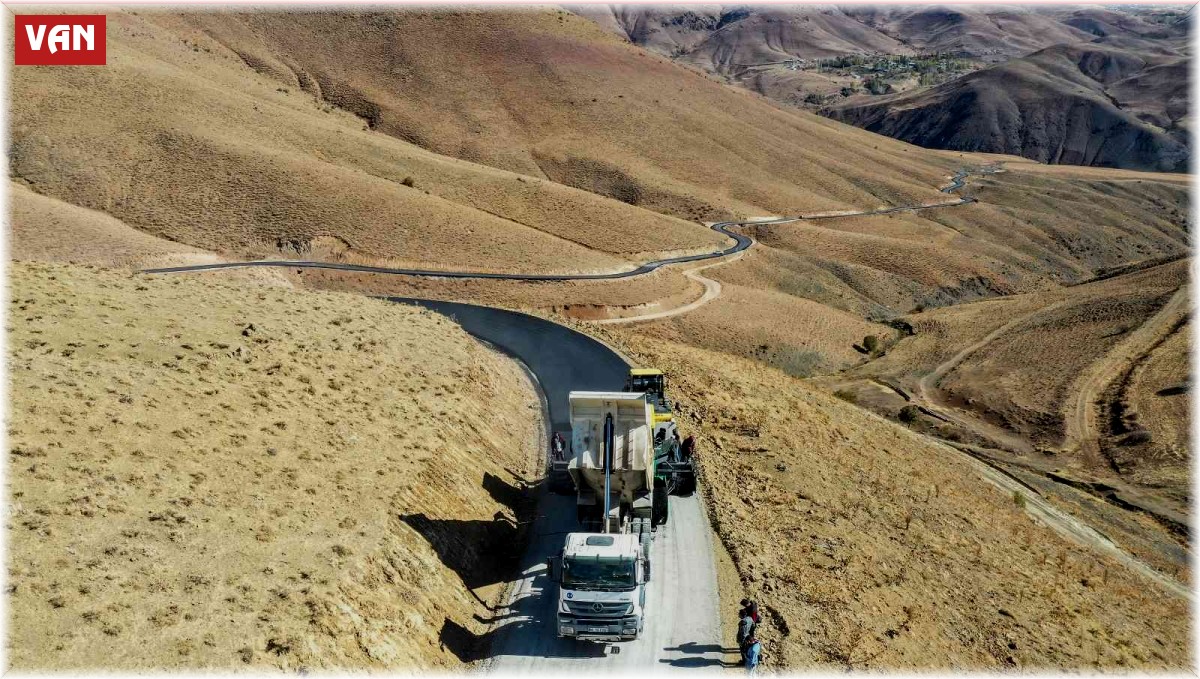 Başkale'ye 25 kilometre sıcak asfalt
