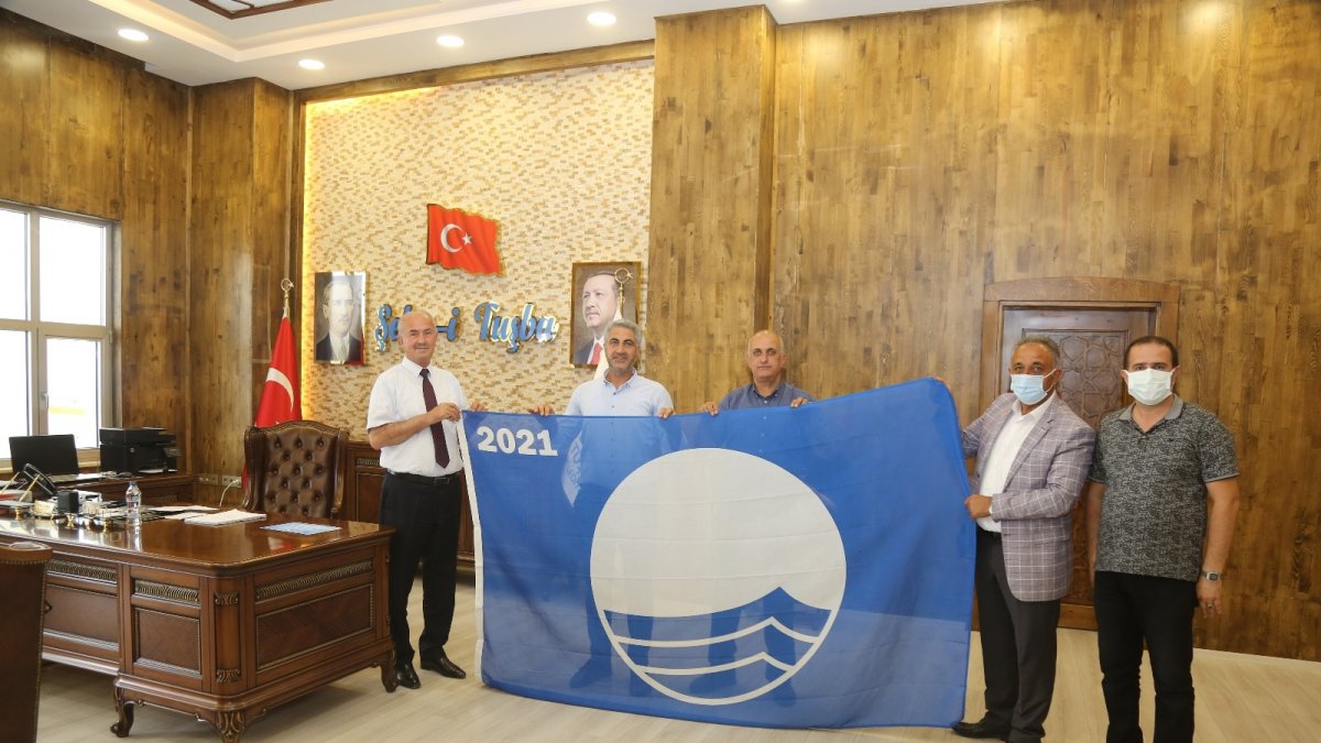 Başkan Akman, 4. kez hak kazanılan 'Mavi Bayrağı' teslim aldı