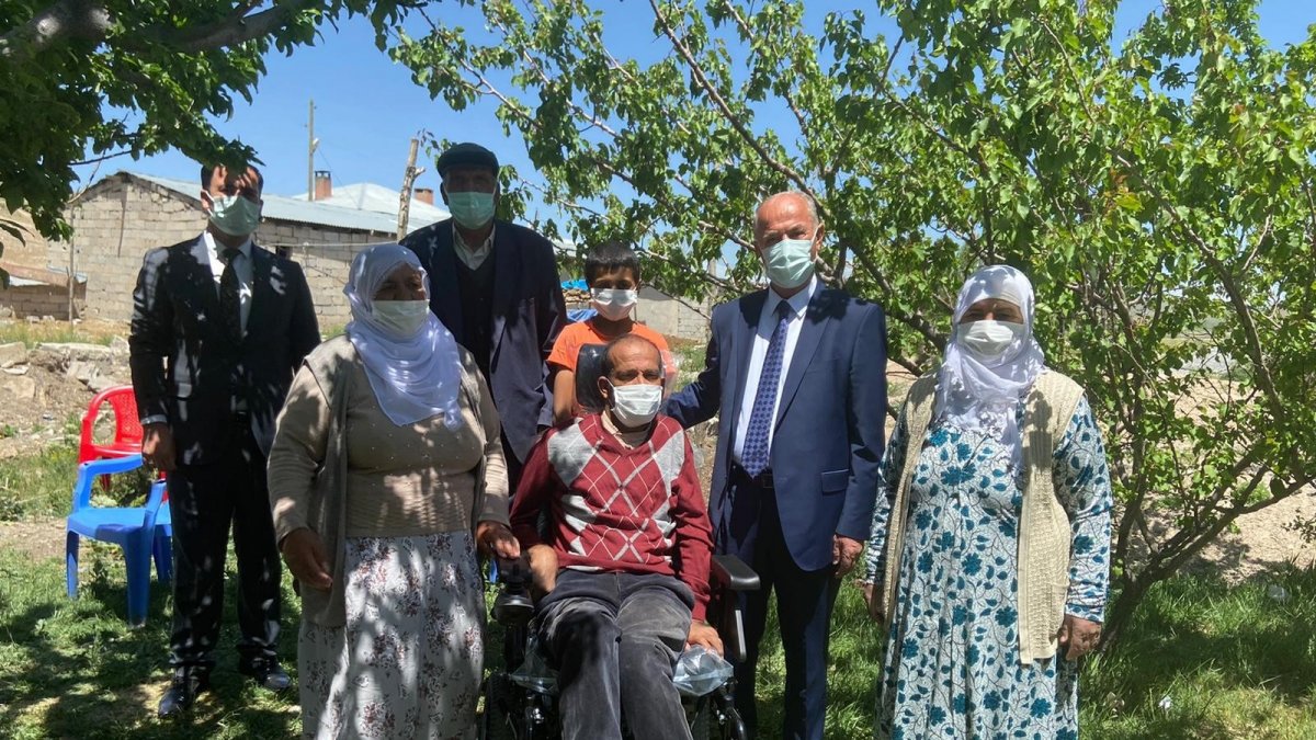 Başkan Akman'dan engelli vatandaşa akülü sandalye