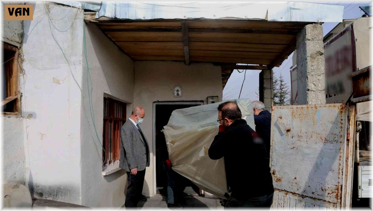 Başkan Akman'dan evi yanan vatandaşlara 'geçmiş olsun' ziyareti