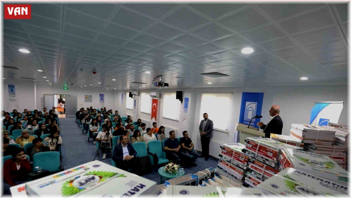 Başkan Akman'dan öğrencilere kaynak kitap desteği