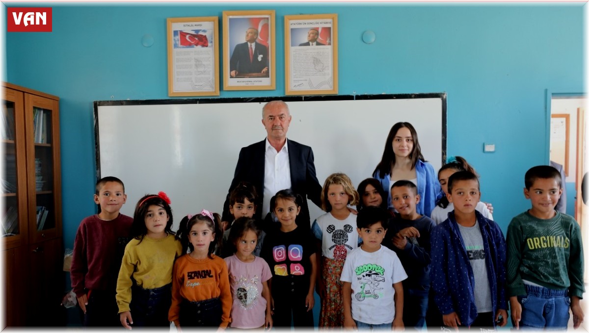 Başkan Akman'dan, öğrencilere kırtasiye malzemesi