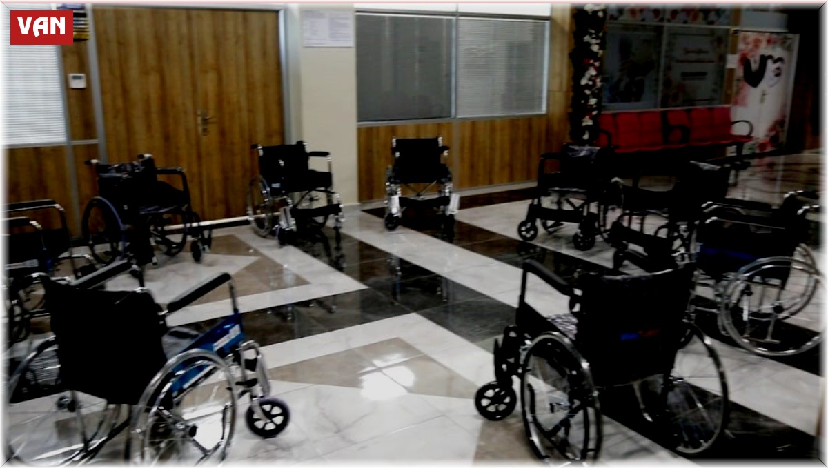 Başkan Akman'dan özel bireylere tekerlekli sandalye desteği