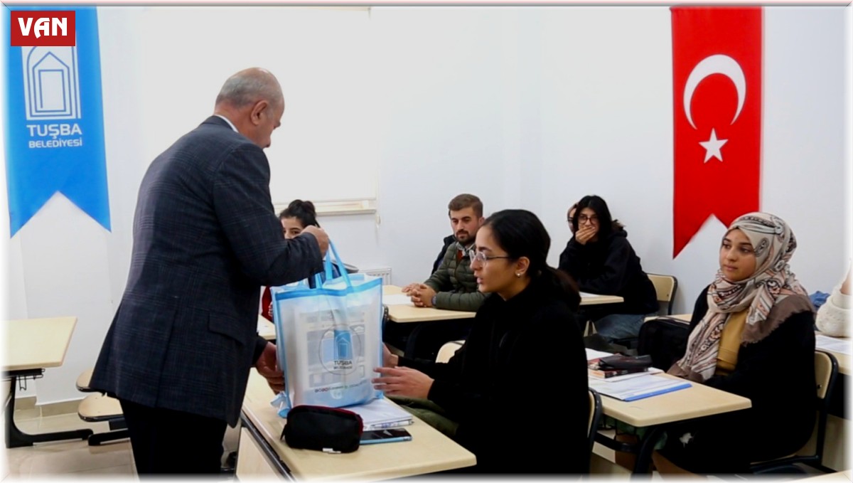 Başkan Akman'dan üniversite sınavına hazırlanan öğrencilere kitap desteği