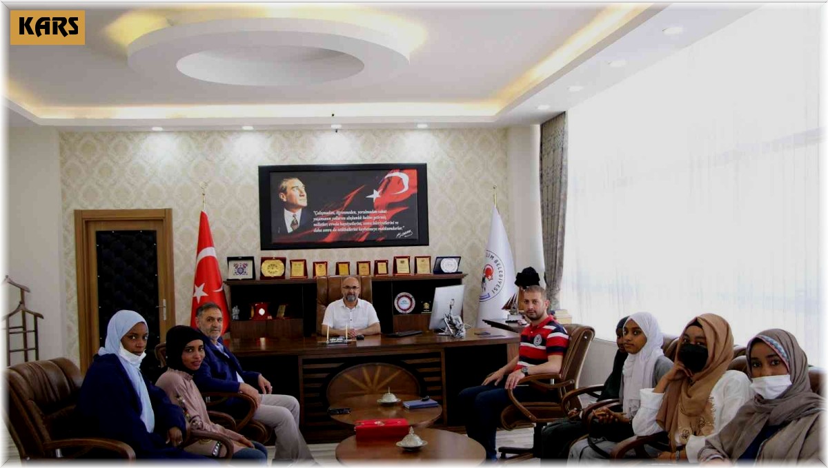 Başkan Altun, Çadlı öğrencileri makamında ağırladı