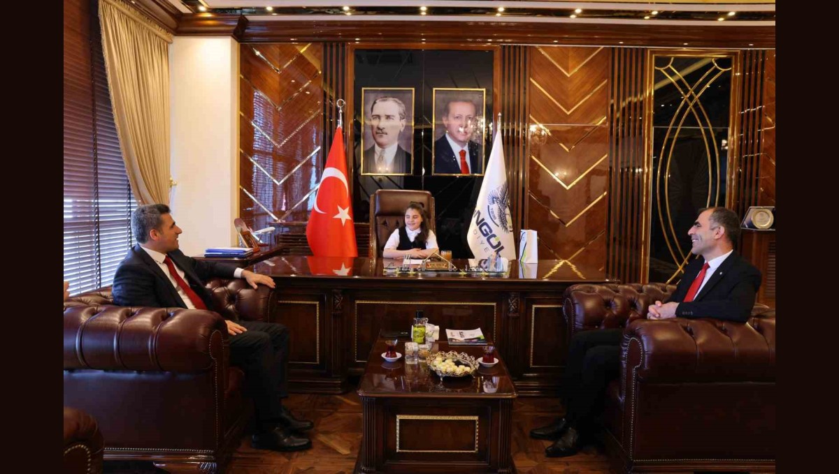 Başkan Arıkan koltuğunu minik Hacer'e devretti