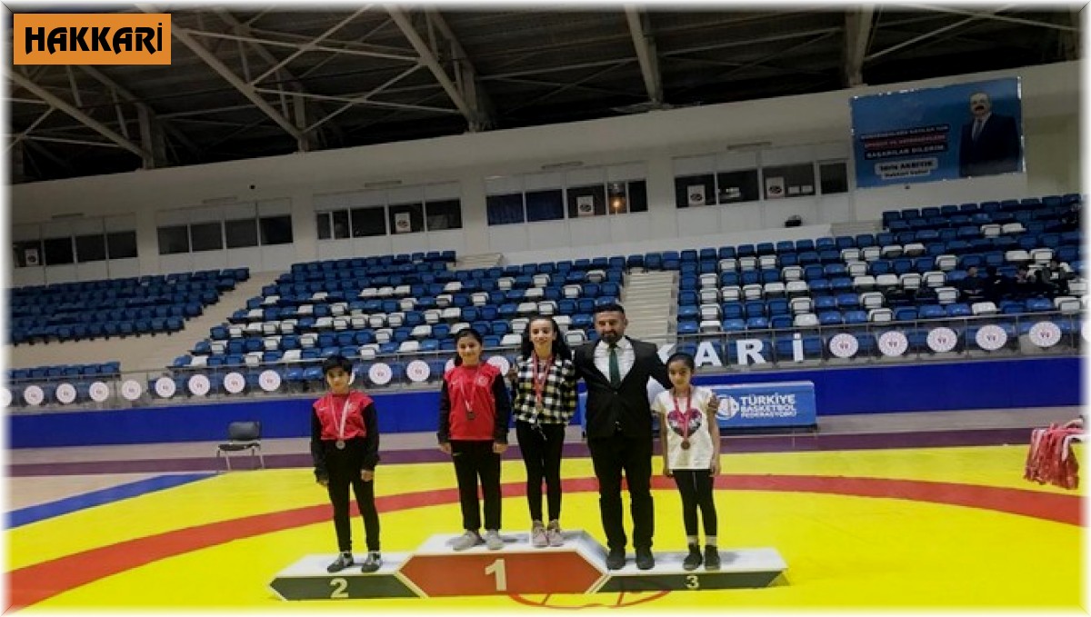 Başkan Arslan güreş turnuvası ödül törenine katıldı