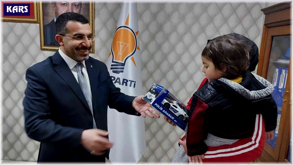 Başkan Çalkın, vatandaşlara Kars'a yapılan yatırımları anlatıyor