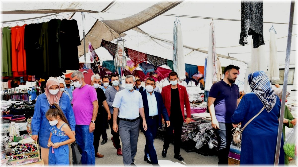 Başkan Çınar, alış veriş yapan vatandaşlarla dertleşti