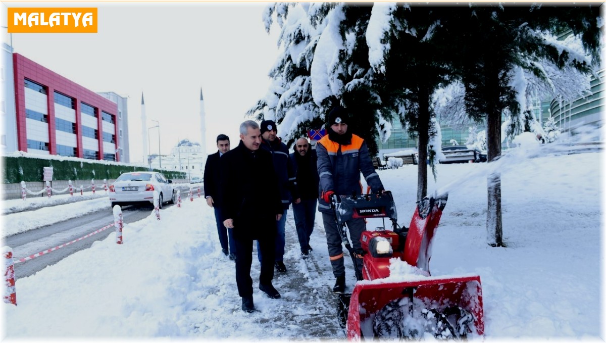 Başkan Çınar, karla mücadeleyi yakından takip etti