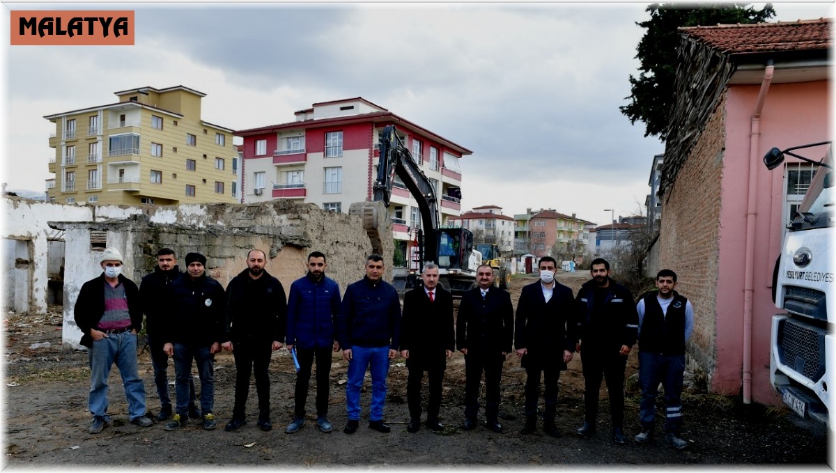Başkan Çınar, metruk evin yıkımı ve yol açma çalışmalarını inceledi
