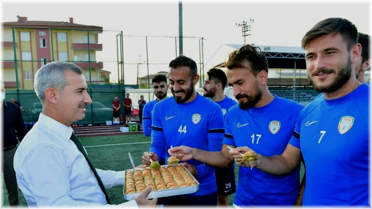 Başkan Çınar’dan Yeşilyurt Belediyespor futbol takımına ziyaret
