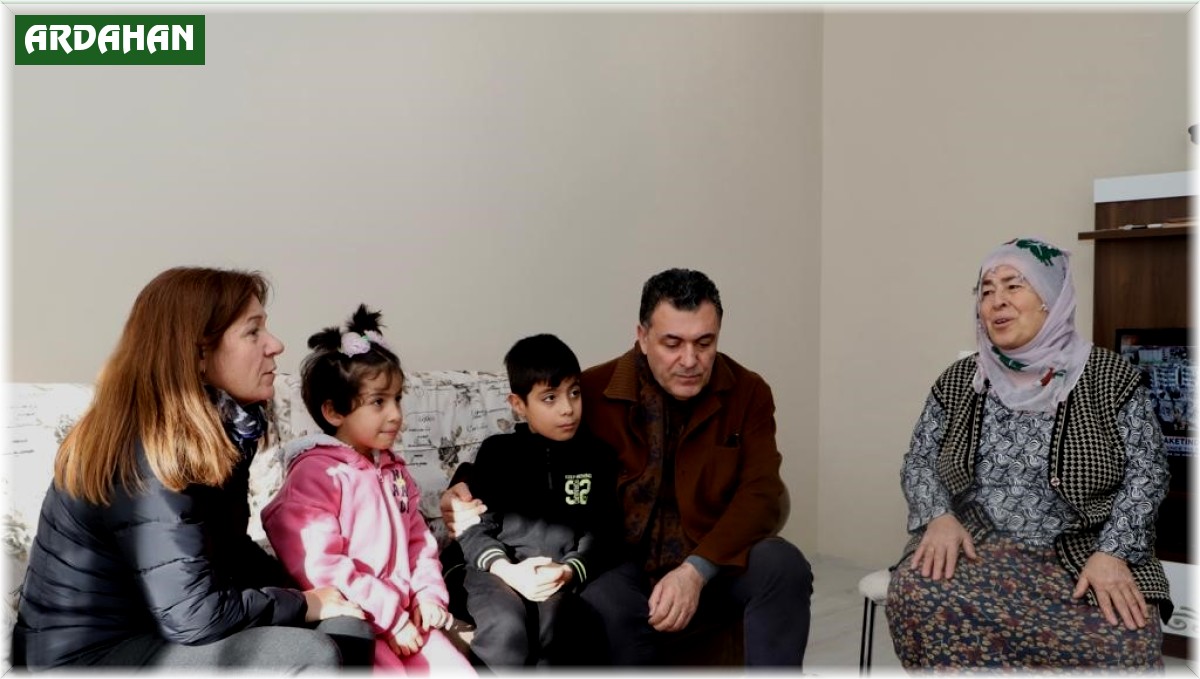 Başkan Demir, depremzede ailelerle bir araya geldi