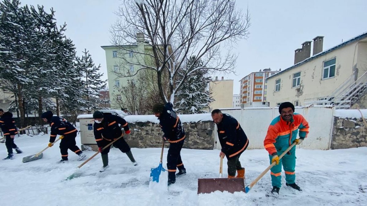 Başkan Demir, karla mücadele ekiplerinin yoğun mesaisine eşlik etti